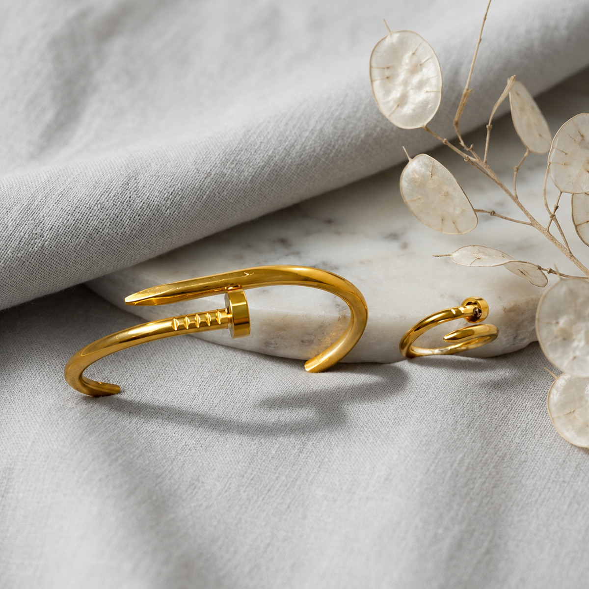 A0076 Golden Nail Elegance